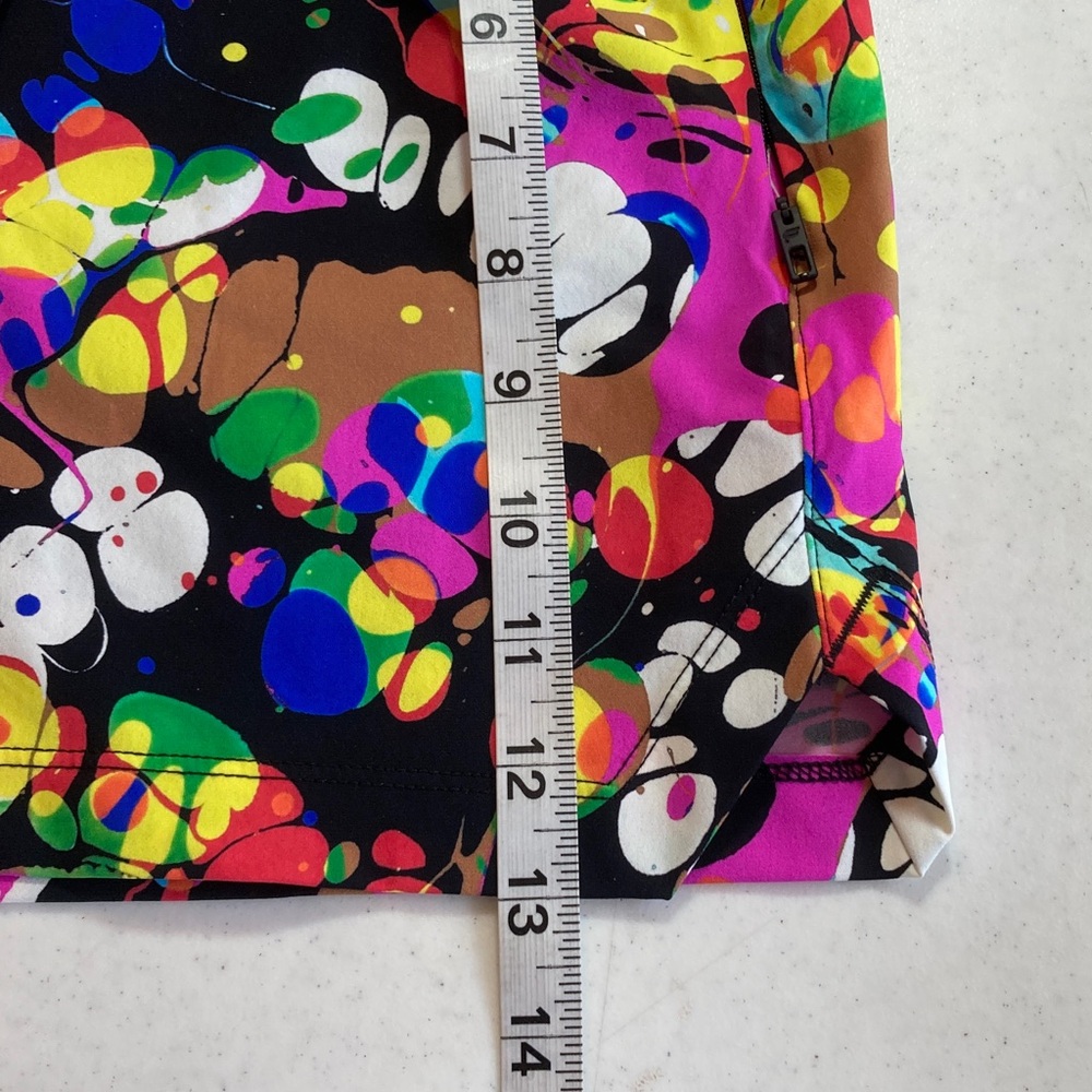 Fabletics 2 pc Colorful Abstract Athletic Set - Picture 6 of 7